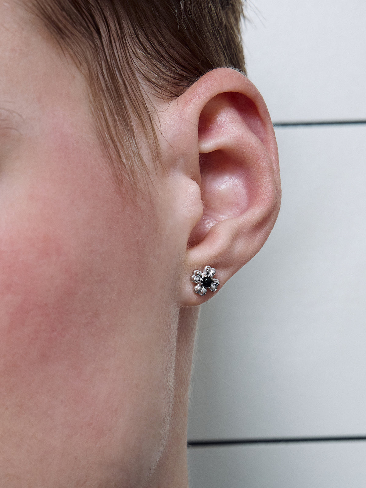 upload_20251030_24FECV02WBFF_004_Stone Clover Studs_Black 4.jpg