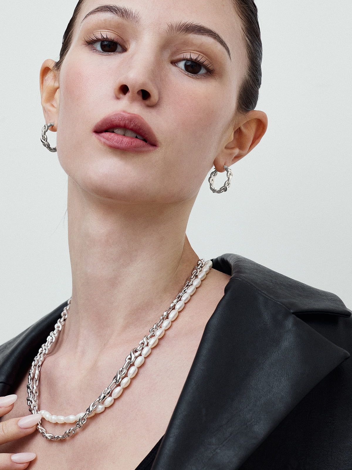 upload_20251030_25SNXW08WBFF_002_X Row Pearl Choker 2.jpg