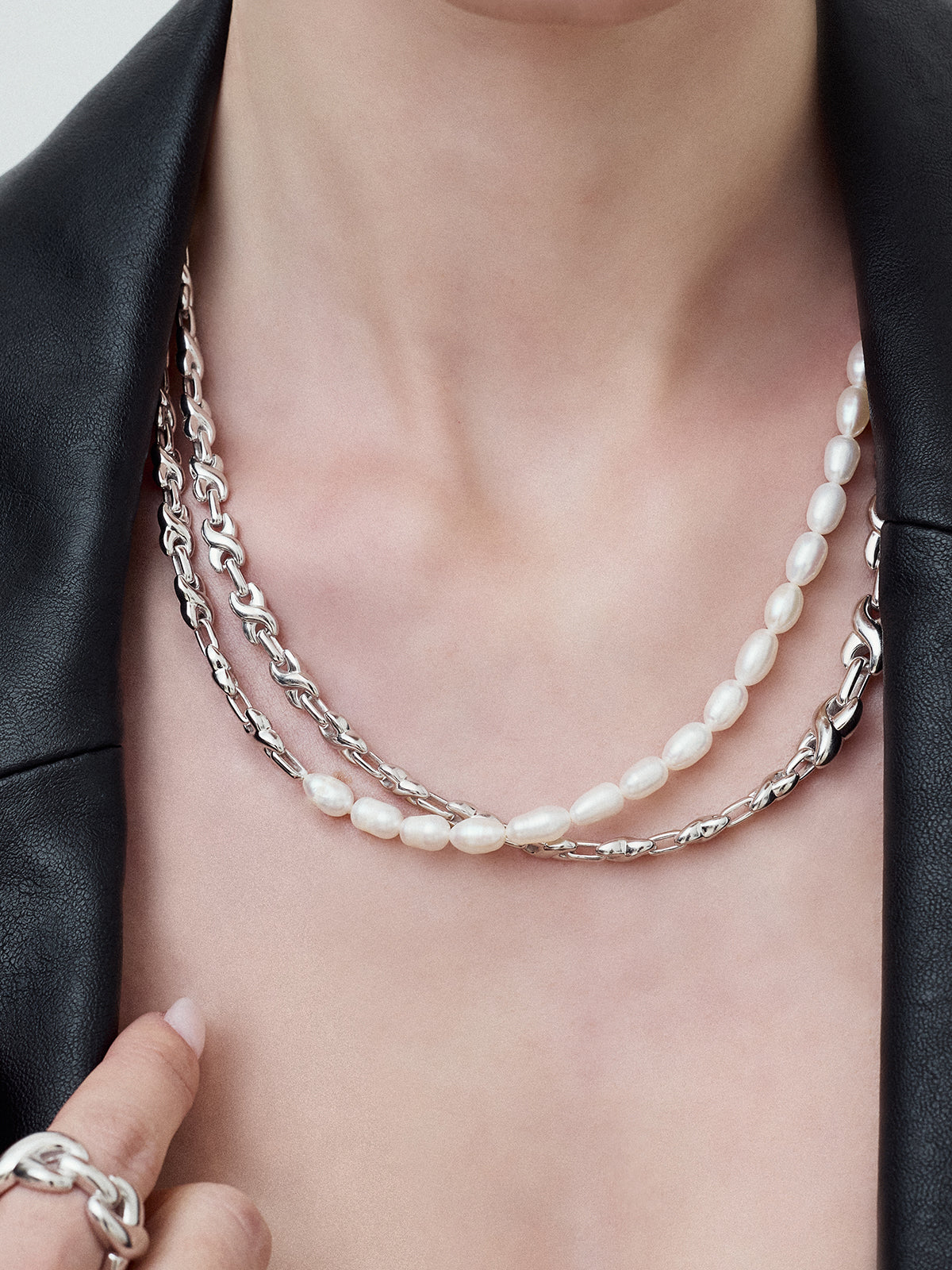 upload_20251030_25SNXW08WBFF_003_X Row Pearl Choker 3.jpg