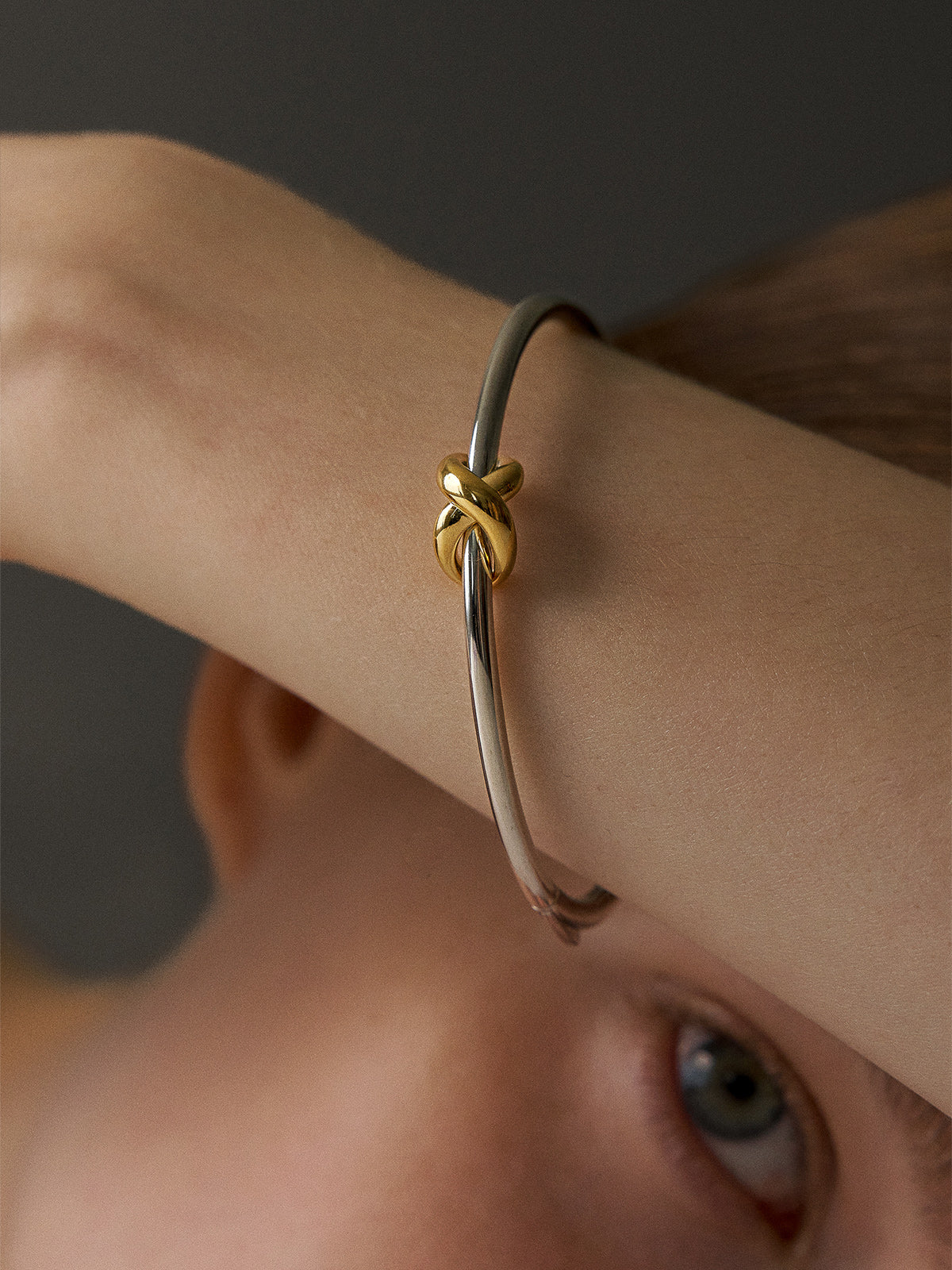 upload_20251030_SS22FBX089CSSSSMT_004_X Knot Bangle 본문4.jpg
