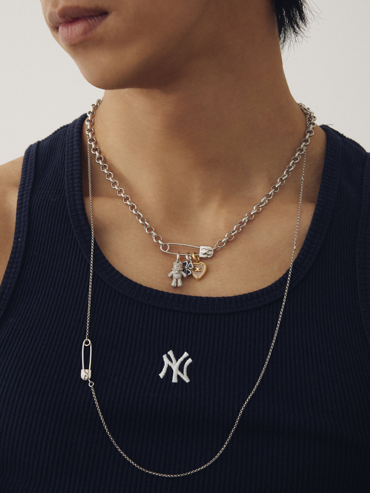 upload_20260426_26SPCV15WBFF_002_NAVY CLOVER CHARM_3.jpg