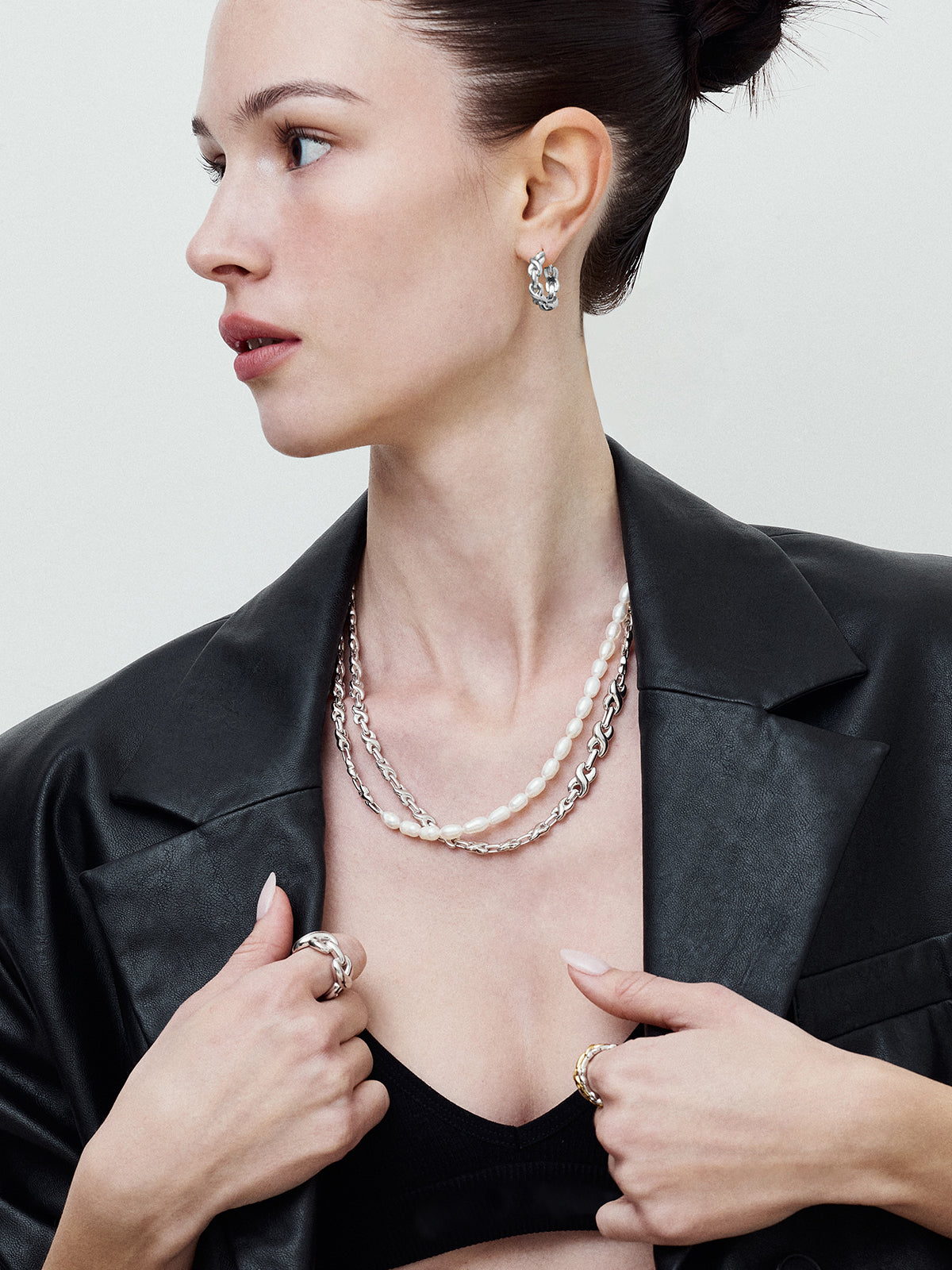 upload_20251030_25SNXW08WBFF_001_X Row Pearl Choker 1.jpg